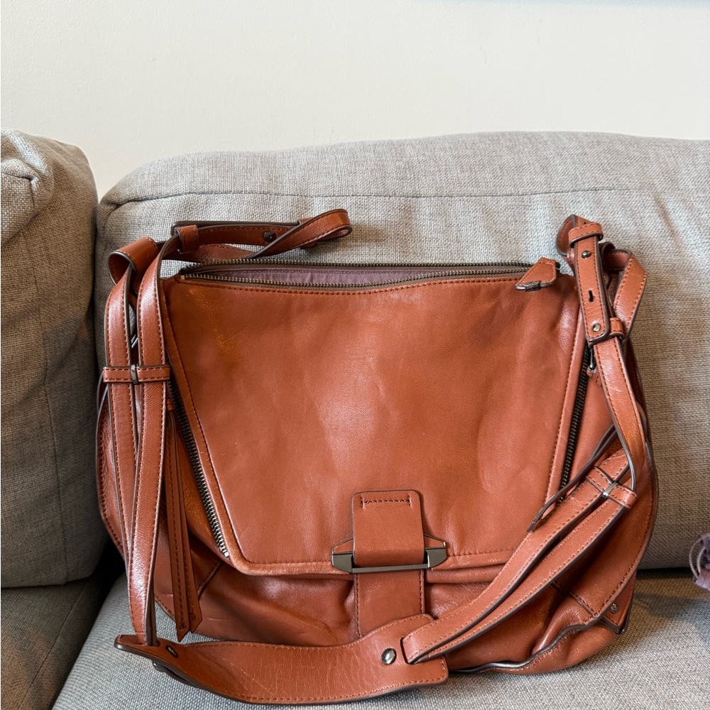 Elegant Tan Leather Shoulder Bag